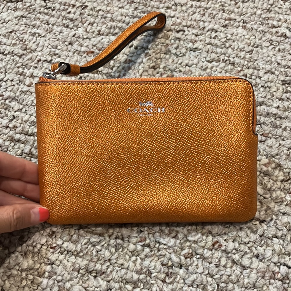 COACH CORNER ZIP WRISTLET F21070 TANGERINE